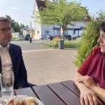 Station Nr. 2: Hanno Benz schenkt Marta Balek (Martas Metzgerei) ein offenes Ohr