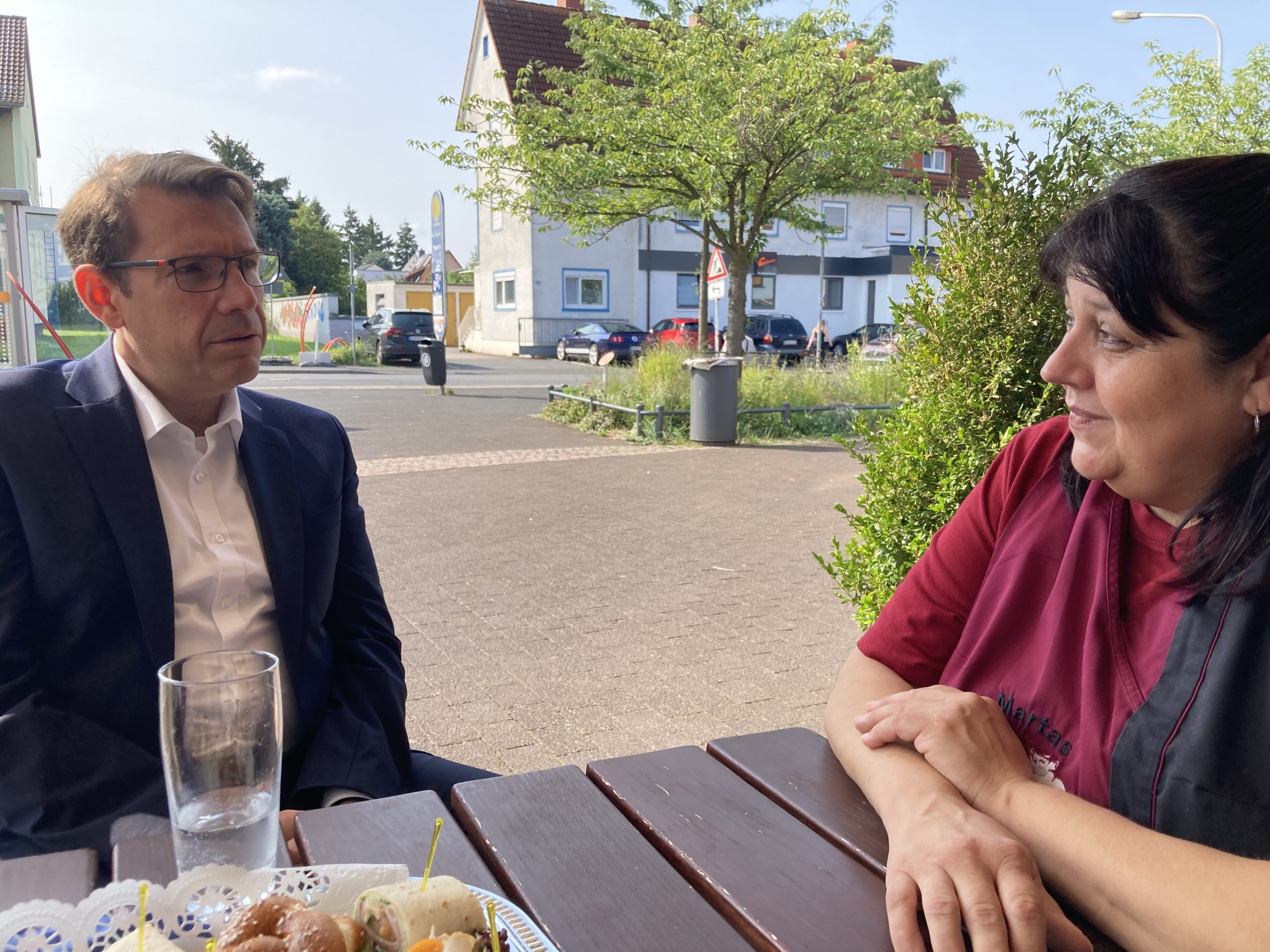 Station Nr. 2: Hanno Benz schenkt Marta Balek (Martas Metzgerei) ein offenes Ohr