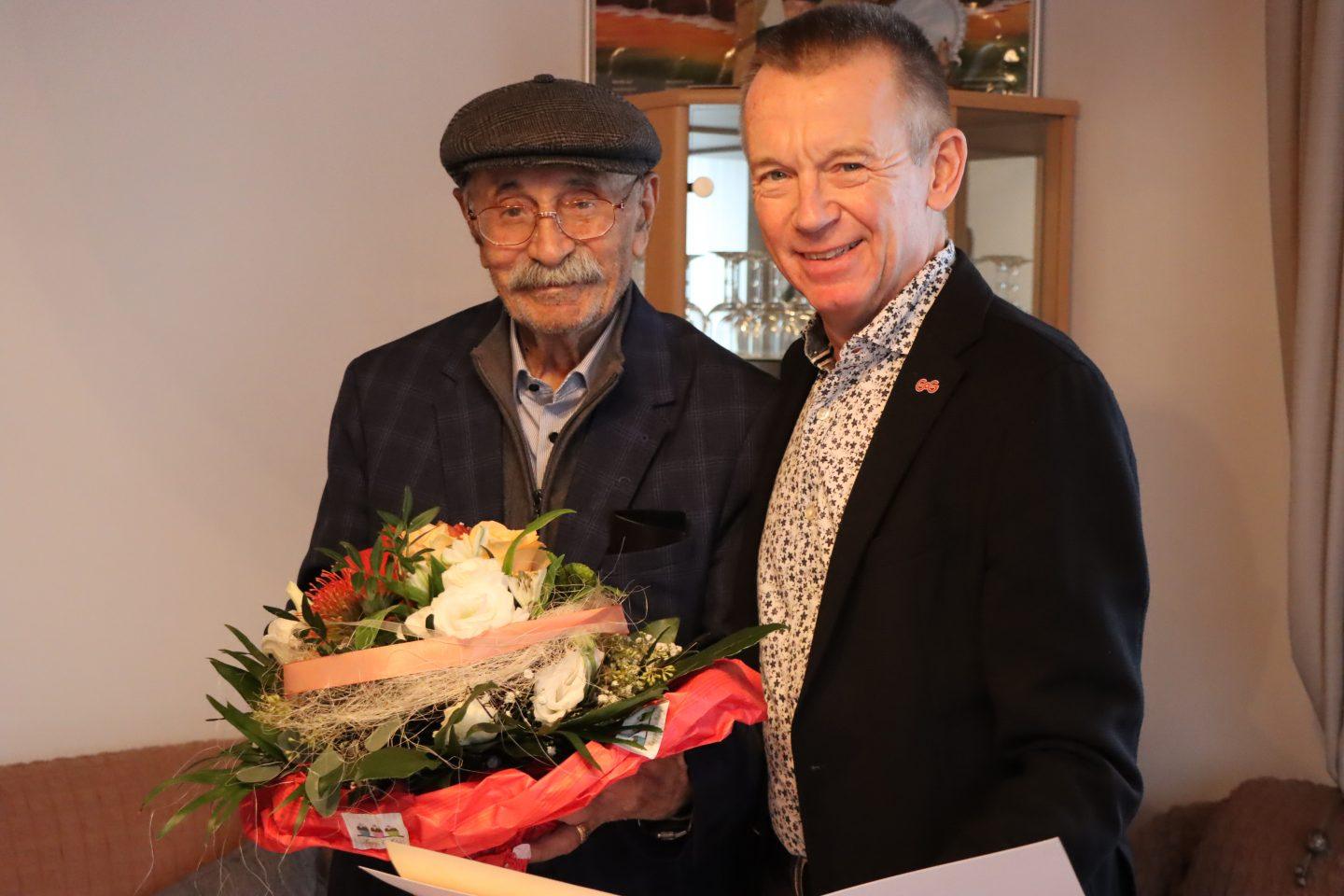 Anlässlich der Kronjuwelenhochzeit von Demir Akmut und seiner Frau überbrachte Landrat Thomas Will Glückwünsche. Foto: Kreisverwaltung