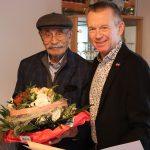 Anlässlich der Kronjuwelenhochzeit von Demir Akmut und seiner Frau überbrachte Landrat Thomas Will Glückwünsche. Foto: Kreisverwaltung