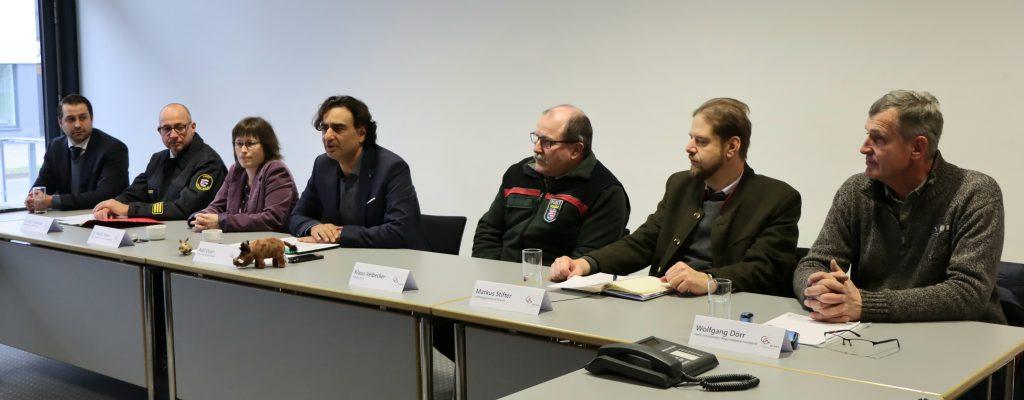 Sie informierten bei der Pressekonferenz zum Thema Afrikanische Schweinepest (von links): Sven Dude, Friedrich Schmidt, Dr. Katrin Stein, Adil Oyan, Klaus Velbecker, Markus Stifter und Wolfgang Dörr.                     Foto: Kreisverwaltung