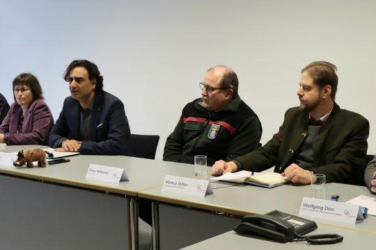 Sie informierten bei der Pressekonferenz zum Thema Afrikanische Schweinepest (von links): Sven Dude, Friedrich Schmidt, Dr. Katrin Stein, Adil Oyan, Klaus Velbecker, Markus Stifter und Wolfgang Dörr.                     Foto: Kreisverwaltung