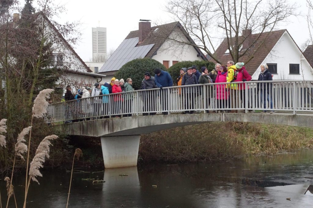 Überquerung des Horlachgrabens mit Ausblick auf vereiste Wasseroberfläche. Fotos: OWK