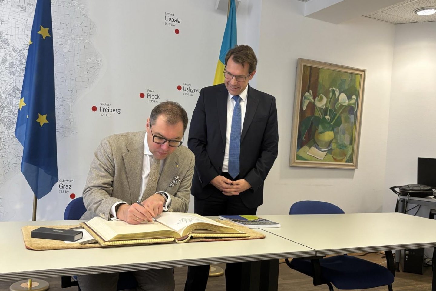 Botschafter der Ukraine in Deutschland_Oleksii Makeiev_Eintrag in das Goldene Buch_Quelle_Wissenschaftsstadt Darmstadt