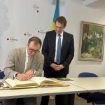 Botschafter der Ukraine in Deutschland_Oleksii Makeiev_Eintrag in das Goldene Buch_Quelle_Wissenschaftsstadt Darmstadt