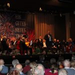 Foto: Neujahrskonzert – Bürgermeister Ralf Möller eröffnet das Konzert des Johann Strauss Orchesters