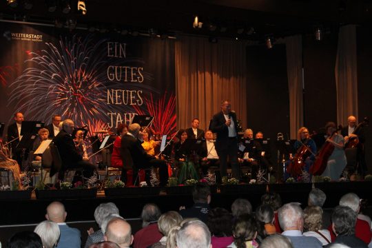 Foto: Neujahrskonzert – Bürgermeister Ralf Möller eröffnet das Konzert des Johann Strauss Orchesters