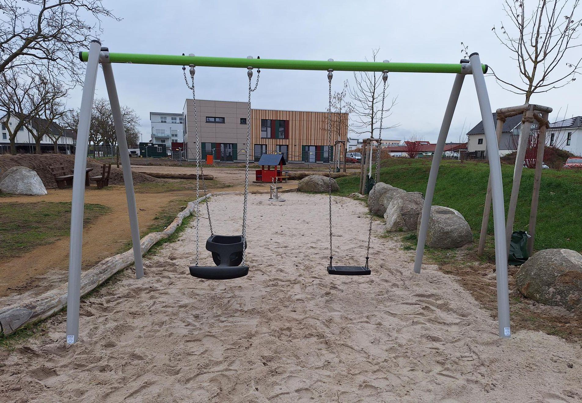 Spielplatz - neue Schaukel Clara-Schumann-Straße Foto: Stadt Griesheim