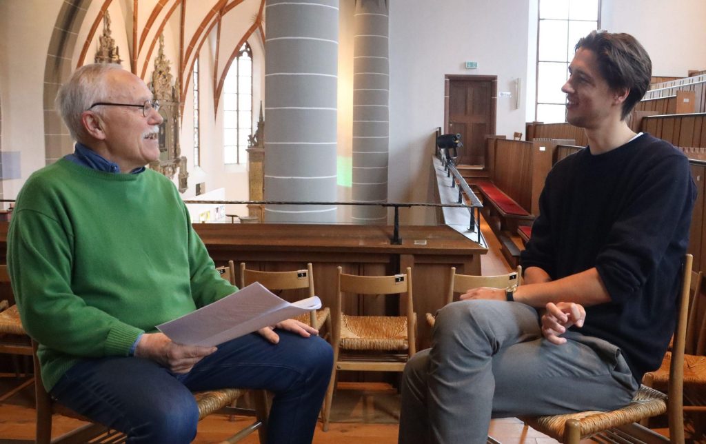 Unser Werner-Wabnitz-Foto zeigt Julian Söller im Gespräch mit W. Christian Schmitt in der Darmstädter Stadtkirche.