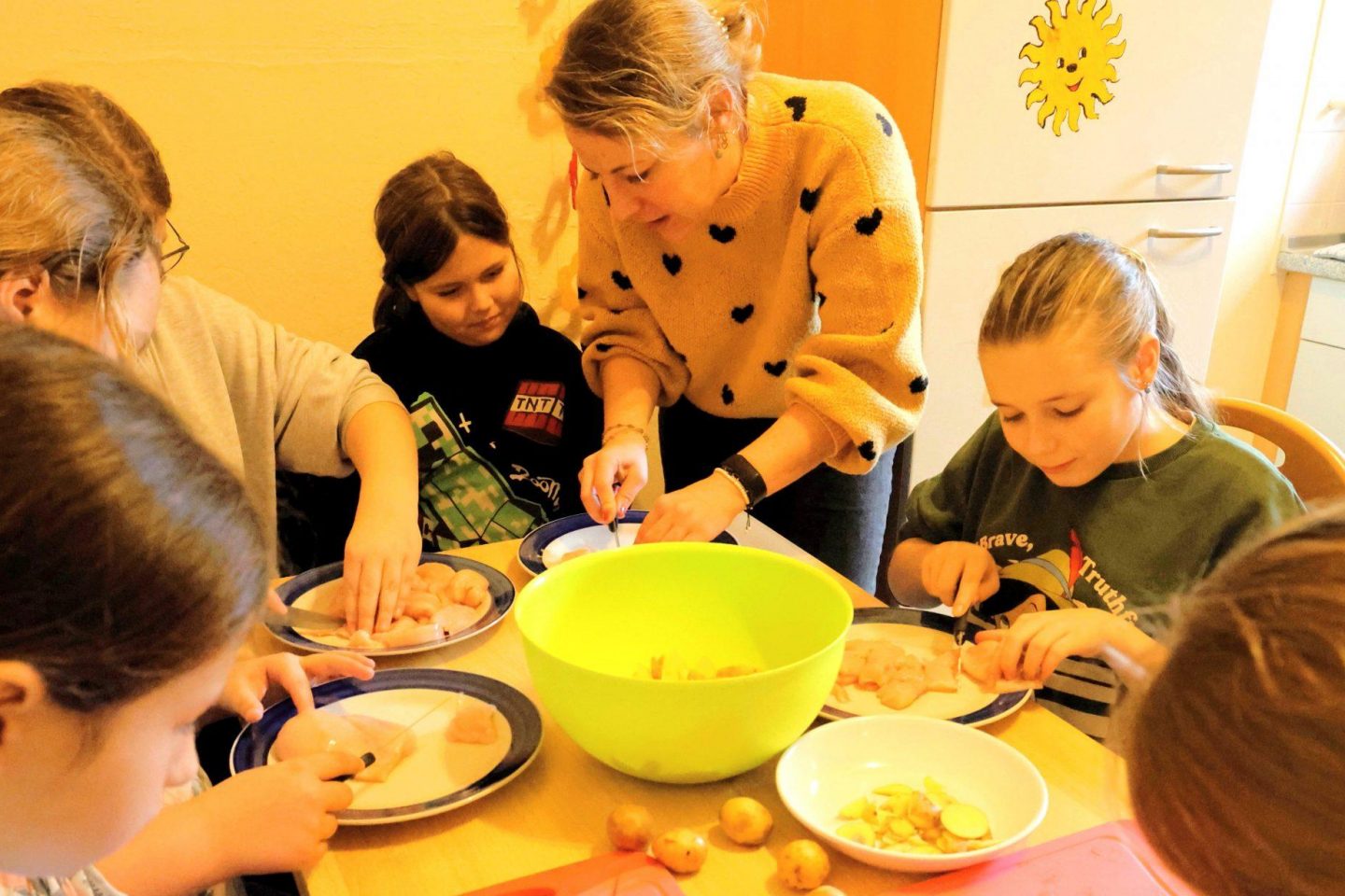 Unter Anleitung von Jugendpflegerin Julia Spitzer wird gemeinsam am Hauptgang gearbeitet. Foto: Stadt Riedstadt