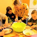 Unter Anleitung von Jugendpflegerin Julia Spitzer wird gemeinsam am Hauptgang gearbeitet. Foto: Stadt Riedstadt