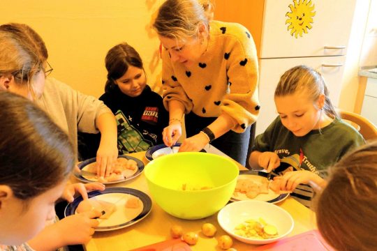 Unter Anleitung von Jugendpflegerin Julia Spitzer wird gemeinsam am Hauptgang gearbeitet. Foto: Stadt Riedstadt