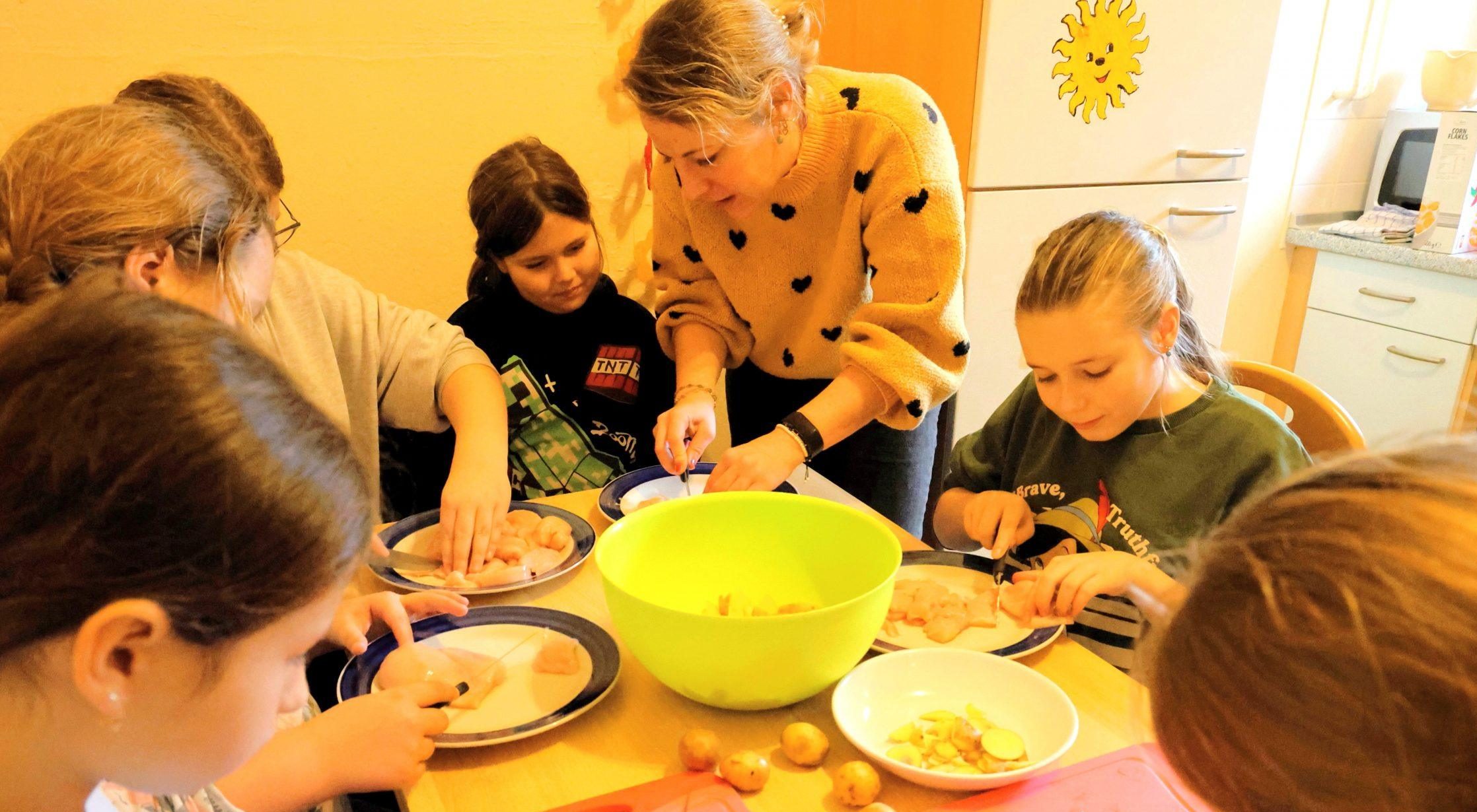 Unter Anleitung von Jugendpflegerin Julia Spitzer wird gemeinsam am Hauptgang gearbeitet. Foto: Stadt Riedstadt