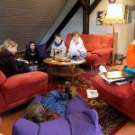 In gemütlicher Runde werden mit Jugendpfleger Kai Faßnacht Schreibtipps besprochen. Foto: Stadt Riedstadt