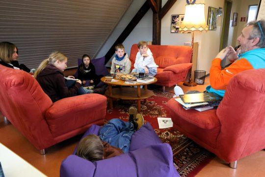 In gemütlicher Runde werden mit Jugendpfleger Kai Faßnacht Schreibtipps besprochen. Foto: Stadt Riedstadt