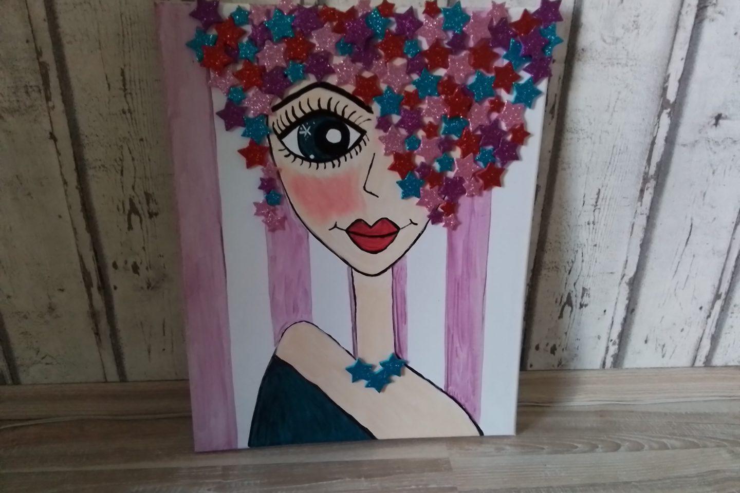 Foto: Nadine Molter malt mit Vorliebe knallbunte Frauenköpfe Foto: Nadine Molter