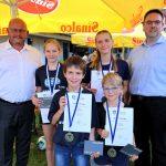 Bürgermeister Marcus Kretschmann (links) und Stadtverordnetenvorsteher Guido Funk mit den Riedstädter Sportler*innen der Inline Speedskating-Abteilung des Blau-Gelb Groß-Gerau bei der Sportlerehrung im letzten Jahr. Foto: Stadt Riedstadt