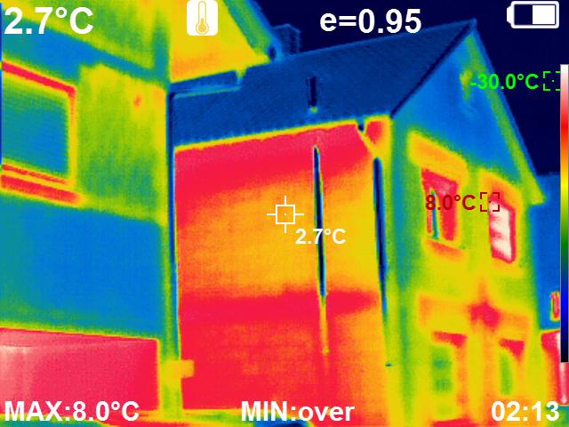 Foto: Thermografie Aufnahme eines Gebäudes in Erfelden. Über die rot eingefärbten Bereiche geht mehr Wärme verloren, hier insbesondere über die Fenster, die Rolladenkästen und die Deckenauflage. Foto: Stadt Riedstadt