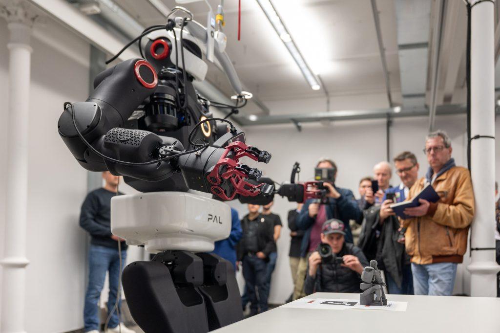 Die Technische Universität Darmstadt erweitert ihr Portfolio an interdisziplinären Forschungsgroßgeräten um ein besonderes Exemplar: den modernsten humanoiden Roboter TALOS. Weltweit gibt es derzeit nur fünf weitere Forschungsstandorte mit einem solchen Roboter, in Deutschland ist der Darmstädter TALOS der einzige. Seine Ankunft bildete heute (28. Februar 2025) zugleich den Startschuss für das neue Labor für Humanoide Robotik. Als Teil des Fachgebiets für Intelligente Autonome Systeme von Professor Jan Peters wird das Labor für Humanoide Robotik eine Plattform bieten, um die Wechselwirkungen zwischen motorischen Fähigkeiten, kognitiver Wahrnehmung und Mensch-Roboter-Interaktion zu erforschen. Foto: TU Darmstadt