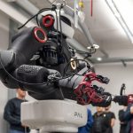 Die Technische Universität Darmstadt erweitert ihr Portfolio an interdisziplinären Forschungsgroßgeräten um ein besonderes Exemplar: den modernsten humanoiden Roboter TALOS. Weltweit gibt es derzeit nur fünf weitere Forschungsstandorte mit einem solchen Roboter, in Deutschland ist der Darmstädter TALOS der einzige. Seine Ankunft bildete heute (28. Februar 2025) zugleich den Startschuss für das neue Labor für Humanoide Robotik. Als Teil des Fachgebiets für Intelligente Autonome Systeme von Professor Jan Peters wird das Labor für Humanoide Robotik eine Plattform bieten, um die Wechselwirkungen zwischen motorischen Fähigkeiten, kognitiver Wahrnehmung und Mensch-Roboter-Interaktion zu erforschen. Foto: TU Darmstadt