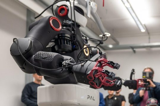 Die Technische Universität Darmstadt erweitert ihr Portfolio an interdisziplinären Forschungsgroßgeräten um ein besonderes Exemplar: den modernsten humanoiden Roboter TALOS. Weltweit gibt es derzeit nur fünf weitere Forschungsstandorte mit einem solchen Roboter, in Deutschland ist der Darmstädter TALOS der einzige. Seine Ankunft bildete heute (28. Februar 2025) zugleich den Startschuss für das neue Labor für Humanoide Robotik. Als Teil des Fachgebiets für Intelligente Autonome Systeme von Professor Jan Peters wird das Labor für Humanoide Robotik eine Plattform bieten, um die Wechselwirkungen zwischen motorischen Fähigkeiten, kognitiver Wahrnehmung und Mensch-Roboter-Interaktion zu erforschen. Foto: TU Darmstadt