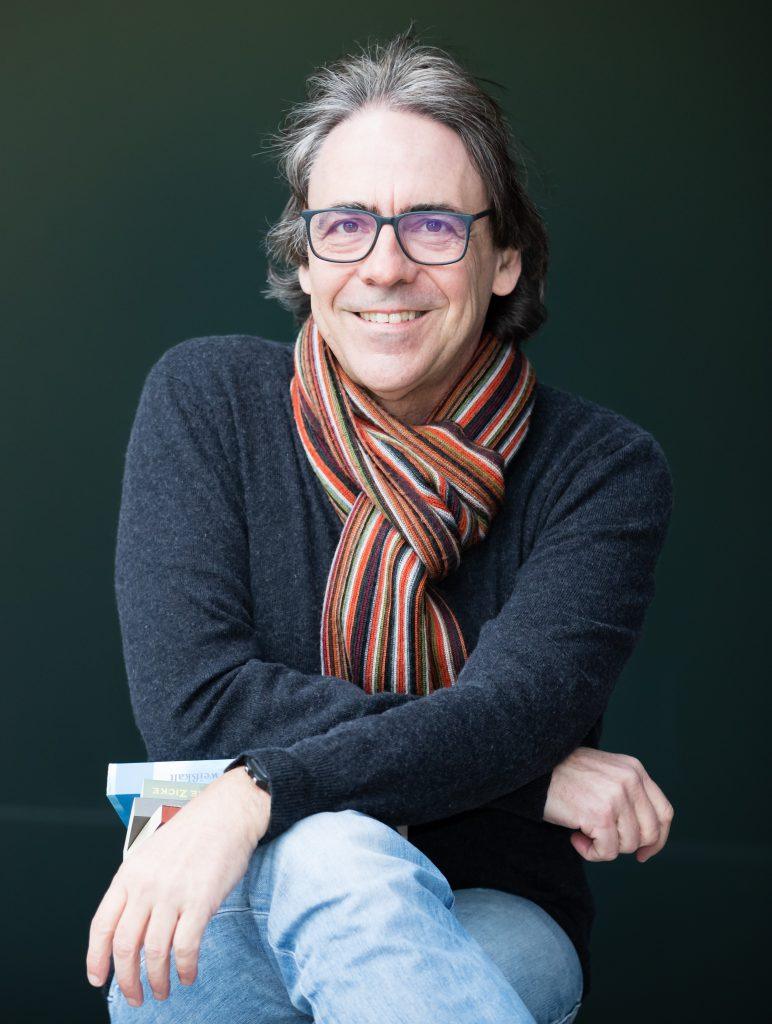 "Eiskalte Morde in Darmstadt und schaurig-schöne Kurzgeschichten. Der Darmstädter Krimiautor Andreas Roß veröffentlicht seit 2011 Kurzgeschichten und Romane."