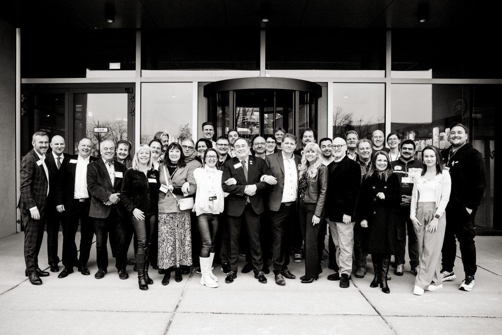 Das aktuelle Team des BNI Chapters Büchner im Rahmen der Feierlichkeiten mit Ehrungen und Scheckübergabe zum 20jährigen Jubiläum. Die passende Geburtstagstorte durfte dabei nicht fehlen. 
Alle Fotos: Marc Bartolo 
