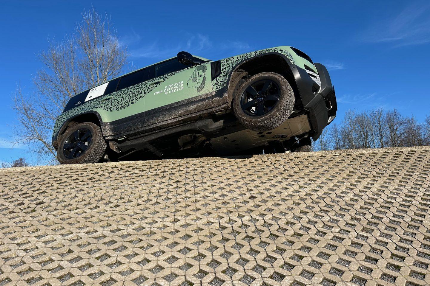 Schwierigen Untergrund mit steilem Gefälle meistert der Defender unaufgeregt souverän. Foto: Denise Diekow