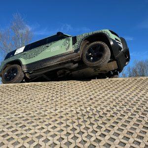 Schwierigen Untergrund mit steilem Gefälle meistert der Defender unaufgeregt souverän. Foto: Denise Diekow