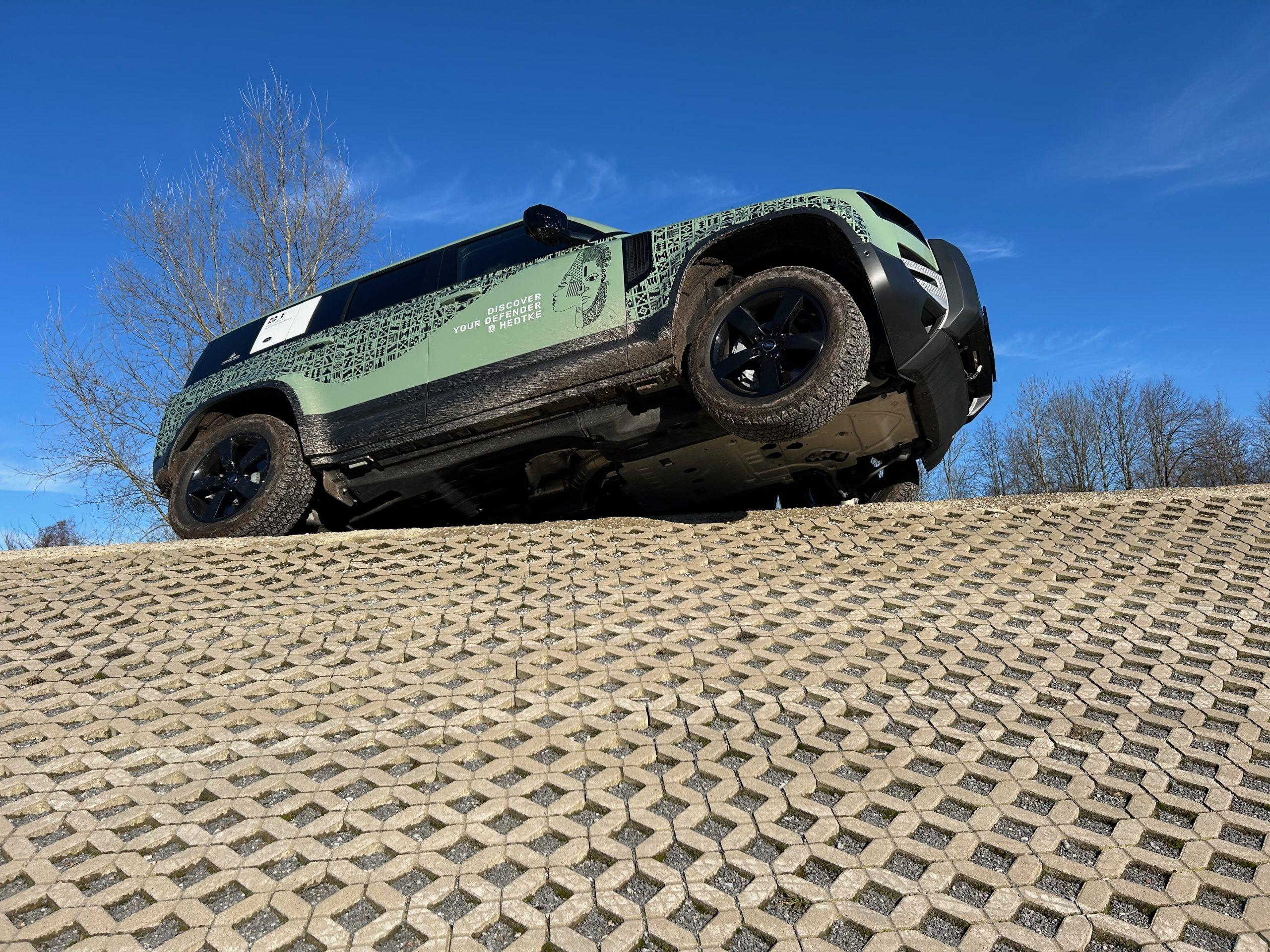 Schwierigen Untergrund mit steilem Gefälle meistert der Defender unaufgeregt souverän. Foto: Denise Diekow