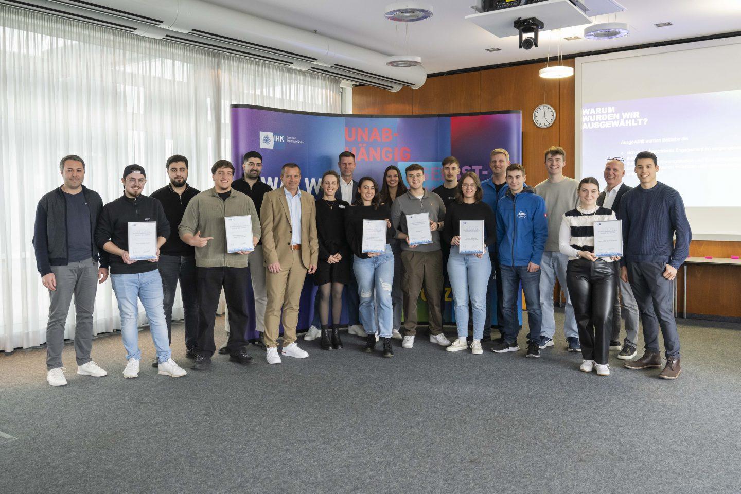 Gruppenaufnahme, Urkundenverleihung Ausbildungsbotschafterbetrieb des Jahres 2024. Foto: Klaus Mai