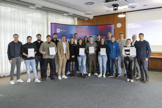 Gruppenaufnahme, Urkundenverleihung Ausbildungsbotschafterbetrieb des Jahres 2024. Foto: Klaus Mai