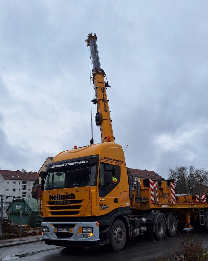 Kranarbeiten an der Schule im Angelgarten Groß-Zimmern. Foto: DA.news