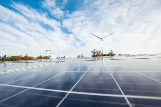 Die Stromnetze bei einer stetig steigenden Anzahl einspeisender Windkraft- und Photovoltaikanlagen stabil zu halten, gehört zu den wichtigsten Aufgaben eines Verteilnetzbetreibers. Foto: e-netz Südhessen