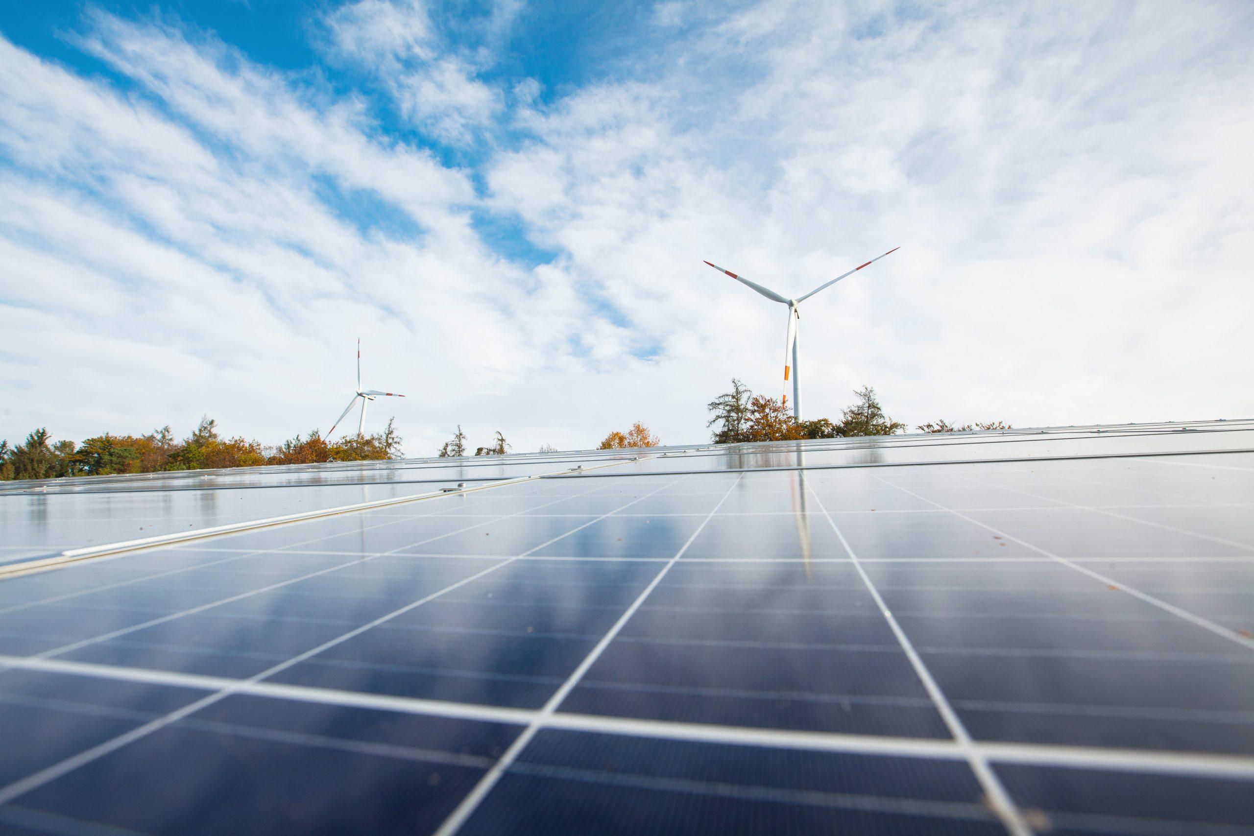 Die Stromnetze bei einer stetig steigenden Anzahl einspeisender Windkraft- und Photovoltaikanlagen stabil zu halten, gehört zu den wichtigsten Aufgaben eines Verteilnetzbetreibers. Foto: e-netz Südhessen