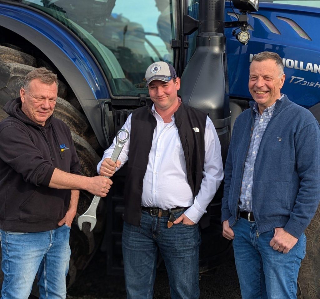 Generationswechsel bei ATC Groß-Gerau: Nach 20 Jahren verabschiedet sich Eberhard Weil (links) in den Ruhestand und übergibt symbolisch einen großen Schraubenschlüssel an Kevin Müller (Mitte), den neuen Betriebsleiter. Jochen Seippel (rechts), Geschäftsführer von ATC, freut sich auf die zukünftige Zusammenarbeit. Foto: Seippel GmbH