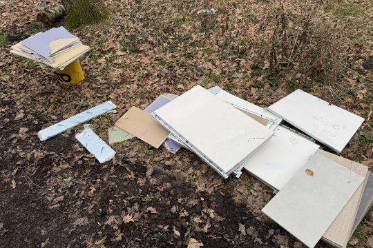 Illegal entsorgter Müll am Storckenbrünnchen. Foto: Stadt Weiterstadt