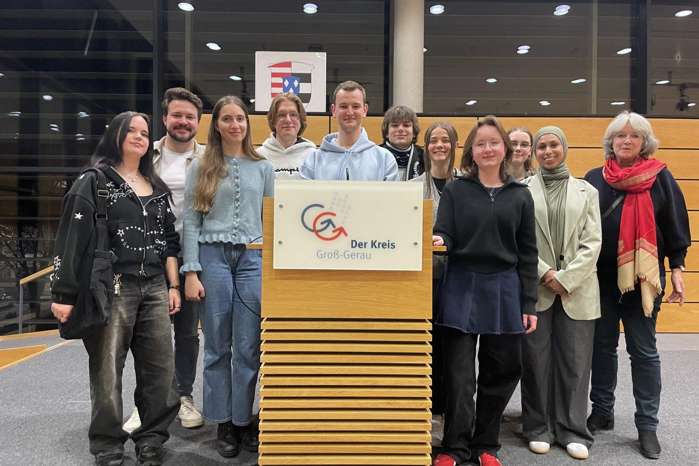 Neun Jugendliche berichteten im Landratsamt von ihrem Schweden-Projekt. Begleitet wurde die Gruppe von Christian Bredow (2.v.l.), Lehrer der Bertha-von-Suttner-Schule, und Cornelia Rühlig, Vorstandsvorsitzende der Margit-Horváth-Stiftung (rechts). Insgesamt nahmen 17 Schüler*innen am Projekt teil. Die meisten stehen kurz vor dem Abitur.               Foto: Kreisverwaltung