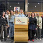 Neun Jugendliche berichteten im Landratsamt von ihrem Schweden-Projekt. Begleitet wurde die Gruppe von Christian Bredow (2.v.l.), Lehrer der Bertha-von-Suttner-Schule, und Cornelia Rühlig, Vorstandsvorsitzende der Margit-Horváth-Stiftung (rechts). Insgesamt nahmen 17 Schüler*innen am Projekt teil. Die meisten stehen kurz vor dem Abitur.               Foto: Kreisverwaltung