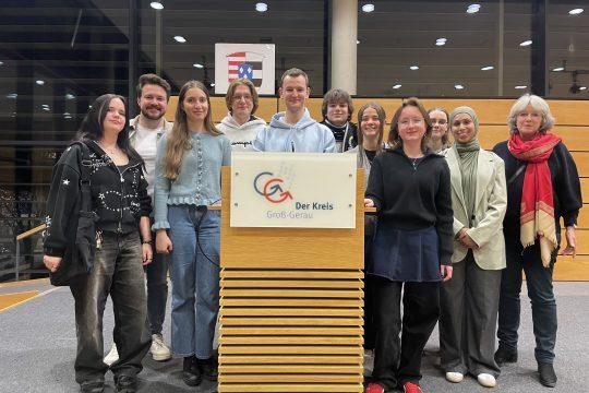 Neun Jugendliche berichteten im Landratsamt von ihrem Schweden-Projekt. Begleitet wurde die Gruppe von Christian Bredow (2.v.l.), Lehrer der Bertha-von-Suttner-Schule, und Cornelia Rühlig, Vorstandsvorsitzende der Margit-Horváth-Stiftung (rechts). Insgesamt nahmen 17 Schüler*innen am Projekt teil. Die meisten stehen kurz vor dem Abitur.               Foto: Kreisverwaltung