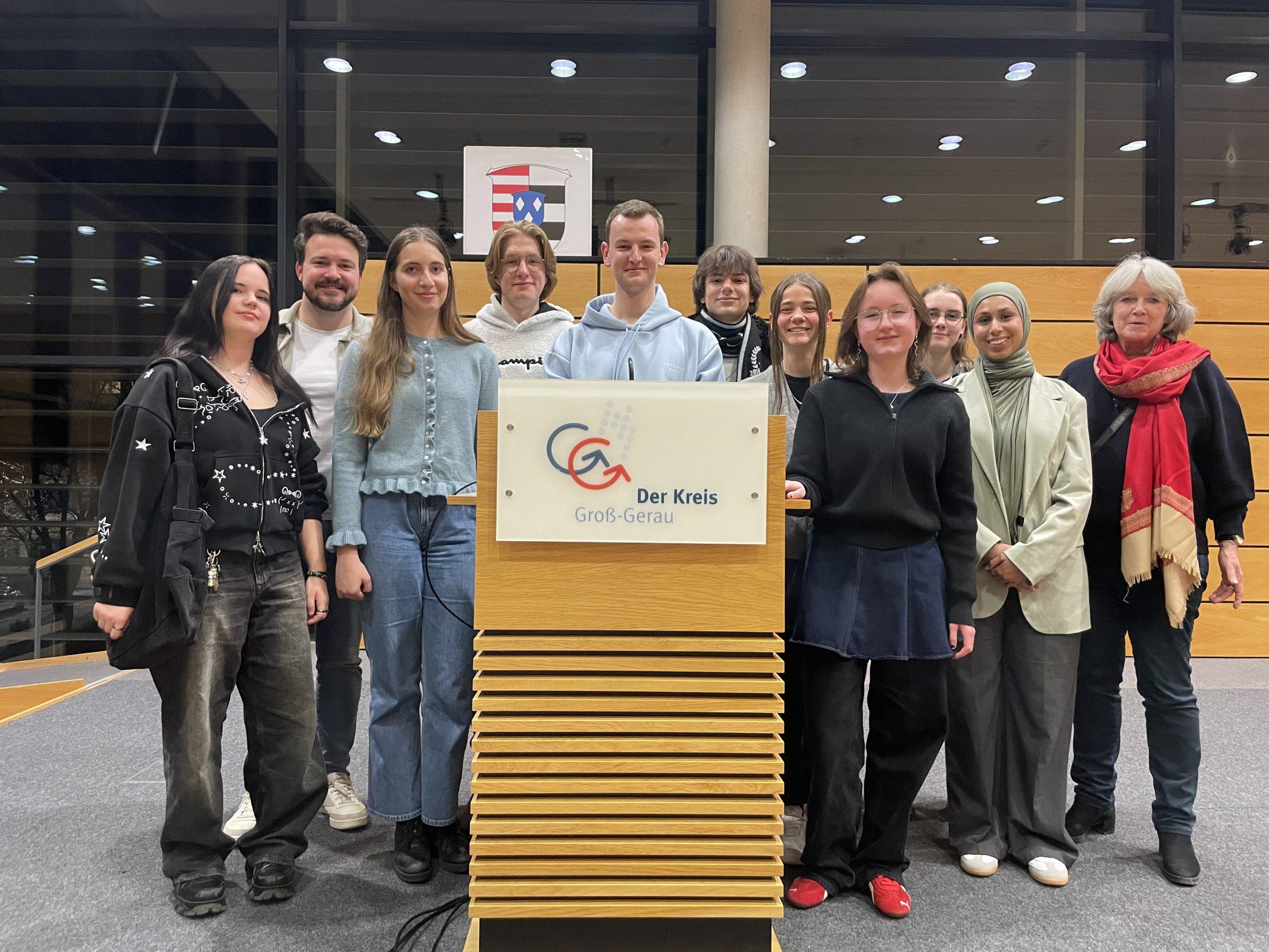 Neun Jugendliche berichteten im Landratsamt von ihrem Schweden-Projekt. Begleitet wurde die Gruppe von Christian Bredow (2.v.l.), Lehrer der Bertha-von-Suttner-Schule, und Cornelia Rühlig, Vorstandsvorsitzende der Margit-Horváth-Stiftung (rechts). Insgesamt nahmen 17 Schüler*innen am Projekt teil. Die meisten stehen kurz vor dem Abitur.               Foto: Kreisverwaltung