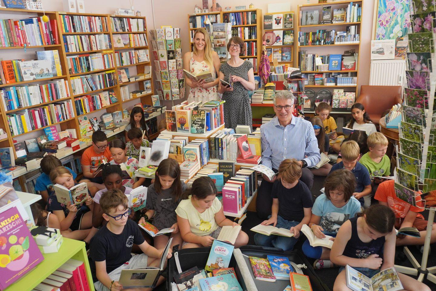 Übergabe eines Bücherkoffers an eine dritte Klasse der Darmstädter Mornewegschule im Jahr 2019. Foto: Bürgerstiftung