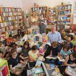 Übergabe eines Bücherkoffers an eine dritte Klasse der Darmstädter Mornewegschule im Jahr 2019. Foto: Bürgerstiftung