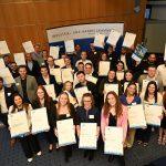 Foto: Ein Teil der Absolventinnen und Absolventen, die ihre Weiterbildungsprüfungen bestanden haben, in der IHK Darmstadt. Foto: Markus Schmidt