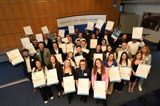 Foto: Ein Teil der Absolventinnen und Absolventen, die ihre Weiterbildungsprüfungen bestanden haben, in der IHK Darmstadt. Foto: Markus Schmidt