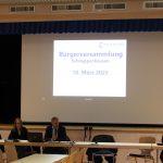 Bericht des Bürgermeisters – v.l.n.r. Sabine Schmialek, Sophie Schöneberger, Nadia Mazouz (alle Stadtverwaltung), Bürgermeister Ralf Möller, Stadtverordnetenvorsteher Manfred Dittrich, Stadtbrandinspektor Christopher Michna. Foto: Pressestelle Weiterstadt