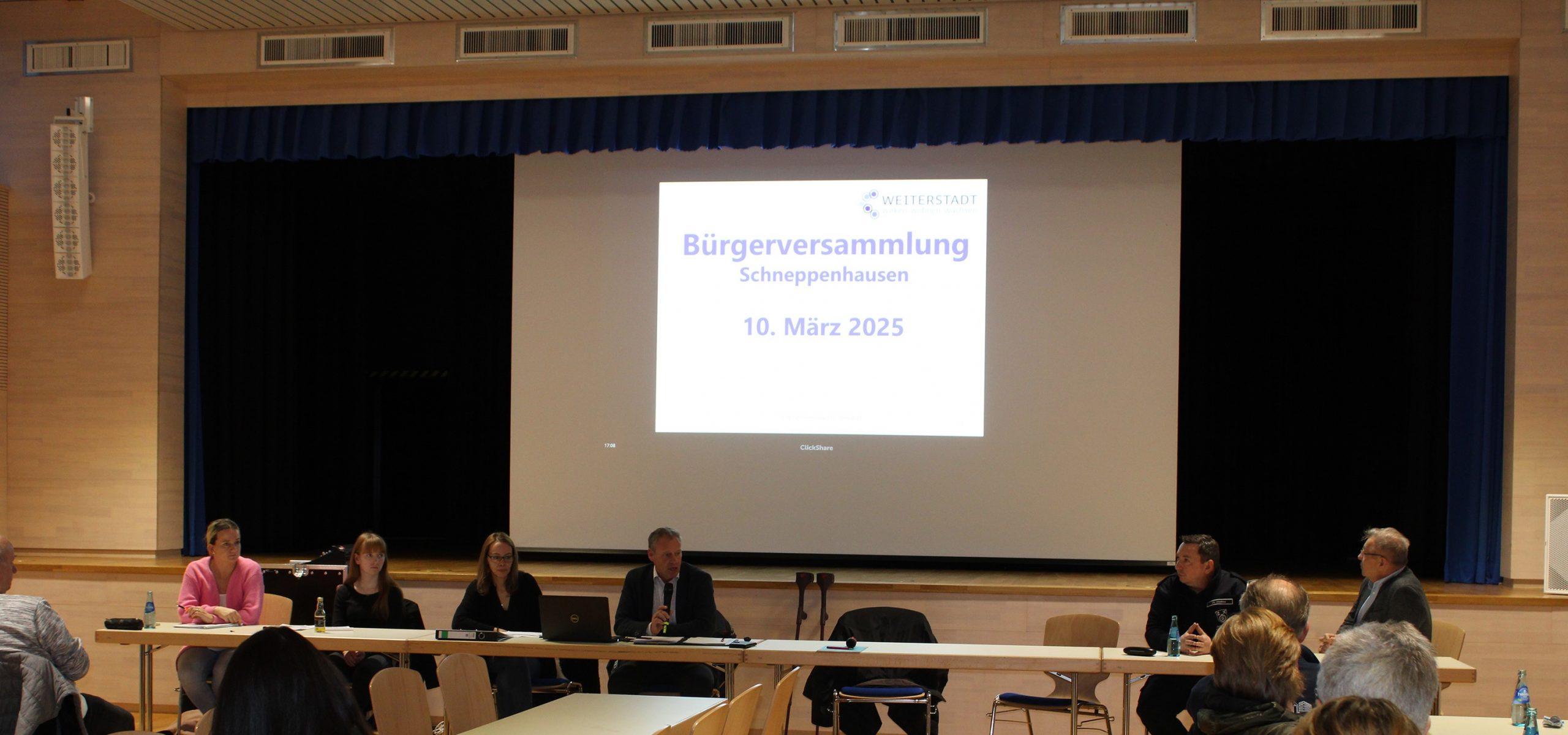 Bericht des Bürgermeisters – v.l.n.r. Sabine Schmialek, Sophie Schöneberger, Nadia Mazouz (alle Stadtverwaltung), Bürgermeister Ralf Möller, Stadtverordnetenvorsteher Manfred Dittrich, Stadtbrandinspektor Christopher Michna. Foto: Pressestelle Weiterstadt