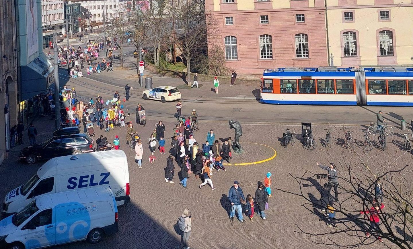Bunte Kinderfaschingsfeier auf dem Marktplatz in Darmstadt. Foto: DA.news