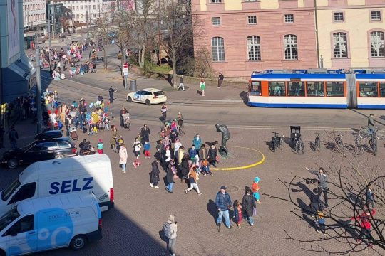 Bunte Kinderfaschingsfeier auf dem Marktplatz in Darmstadt. Foto: DA.news