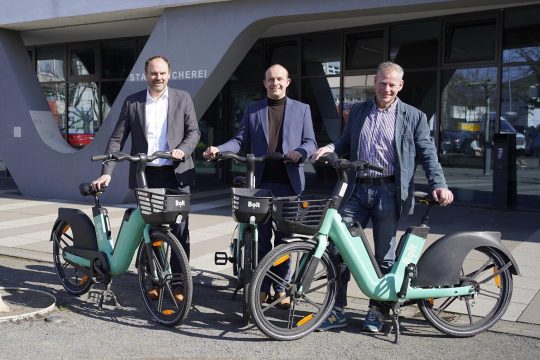 E-Bike_Pilot - Mit dem Leihfahrrad von Bolt zwischen Weiterstadt und Darmstadt fahren: Weiterstadts Bürgermeister Ralf Möller (r.), erster Kreisbeigeordneter des Landkreises Darmstadt-Dieburg Lutz Köhler und HEAG mobilo-Geschäftsführer Arne Rath (l.) zum Start des Pilotprojekts. Foto: Pressestelle Weiterstadt